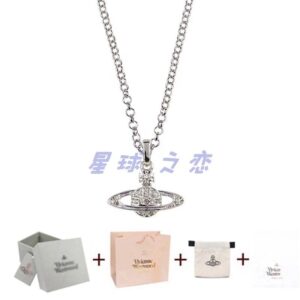 Vivienne Westwood
Necklace